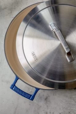 Saveur Selects Hapjespan Voyage - Classic Blue - ø 30 Cm / 4.2 Liter - Geëmailleerde Anti-aanbaklaag -Keukenbenodigdheden Winkel 1 3 13 scaled 1