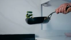 Saveur Selects Pannenset - Carbon Steel (Wokpan ø 35 Cm + Koekenpan ø 30 Cm) - Inductie En Alle Andere Warmtebronnen -Keukenbenodigdheden Winkel 1200x675 4