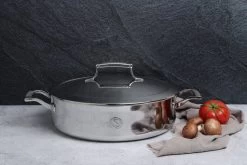 Saveur Selects Hapjespan Met Deksel Voyage - RVS - ø 30 Cm - Hoog - Zonder Anti-aanbaklaag -Keukenbenodigdheden Winkel 1200x800 1