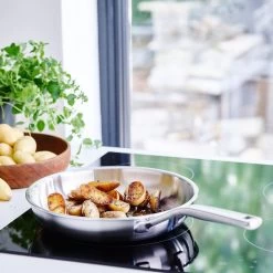 KitchenAid Koekenpan - Multi-Ply RVS - ø 24 Cm - Zonder Anti-aanbaklaag -Keukenbenodigdheden Winkel KA Koekenpan Multiply Stainless 2 1