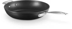 Le Creuset Sauteerpan Les Forgées TNS - ø 30 Cm / 3.7 Liter - Standaard Anti-aanbaklaag 13 Le Creuset Sauteerpan Les Forgées TNS - ø 30 Cm / 3.7 Liter - Standaard Anti-aanbaklaag -Keukenbenodigdheden Winkel LC 20190624 ZS PS FS 51101300010202 005