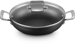 Le Creuset Hapjespan Met Deksel - Les Forgées TNS - ø 26 Cm / 2.7 Liter - Standaard Anti-aanbaklaag -Keukenbenodigdheden Winkel LC 20190624 ZS PS FS 51107260010502 002