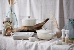 Le Creuset Braadpan Signature - Meringue - ø 26 Cm / 5.3 Liter 8 Le Creuset Braadpan Signature - Meringue - ø 26 Cm / 5.3 Liter -Keukenbenodigdheden Winkel RS9584 New Meringue Range Shot f2.8 RETOUCHED lpr