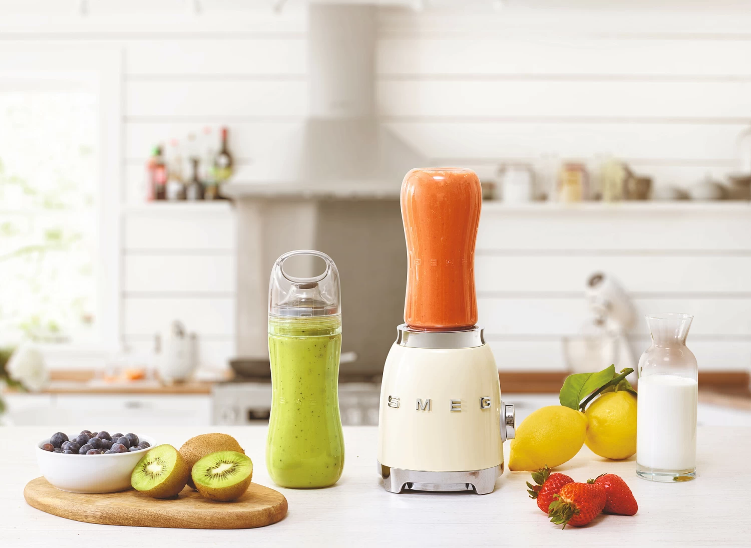 SMEG Smoothie Blender - Compact - Creme - 600 Ml - PBF01CREU 2 SMEG Smoothie Blender - Compact - Creme - 600 Ml - PBF01CREU - Afbeelding 2