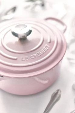 Le Creuset Braadpan Signature - Shell Pink - ø 24 Cm / 4.2 Liter -Keukenbenodigdheden Winkel le creuset braadpan shell pink sfeerbeeld 2