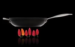 Le Creuset Sauteerpan Les Forgées TNS - ø 28 Cm / 3.2 Liter - Standaard Anti-aanbaklaag 9 Le Creuset Sauteerpan Les Forgées TNS - ø 28 Cm / 3.2 Liter - Standaard Anti-aanbaklaag -Keukenbenodigdheden Winkel le creuset sauteerpan 28cm donker
