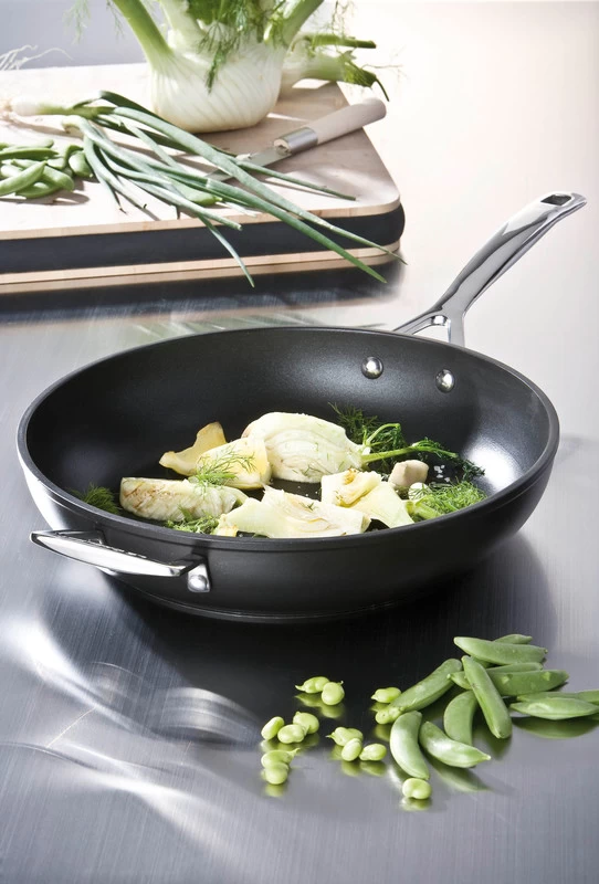 Le Creuset Sauteerpan Les Forgées TNS - ø 28 Cm / 3.2 Liter - Standaard Anti-aanbaklaag 4 Le Creuset Sauteerpan Les Forgées TNS - ø 28 Cm / 3.2 Liter - Standaard Anti-aanbaklaag - Afbeelding 4