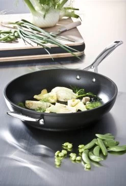 Le Creuset Sauteerpan Les Forgées TNS - ø 30 Cm / 3.7 Liter - Standaard Anti-aanbaklaag 9 Le Creuset Sauteerpan Les Forgées TNS - ø 30 Cm / 3.7 Liter - Standaard Anti-aanbaklaag -Keukenbenodigdheden Winkel le creuset sauteerpan 28cm eten