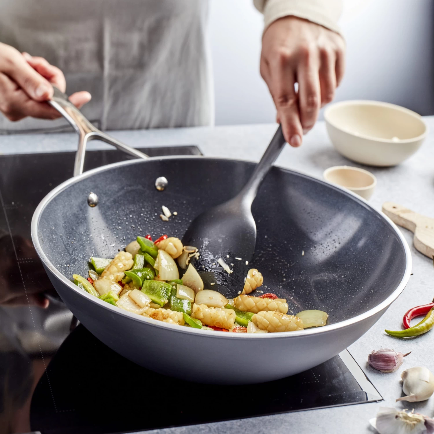 Demeyere Wokpan Alu Pro 5 - Ceraforce - ø 30 Cm - Keramische Anti-aanbaklaag 2 Demeyere Wokpan Alu Pro 5 - Ceraforce - ø 30 Cm - Keramische Anti-aanbaklaag - Afbeelding 2