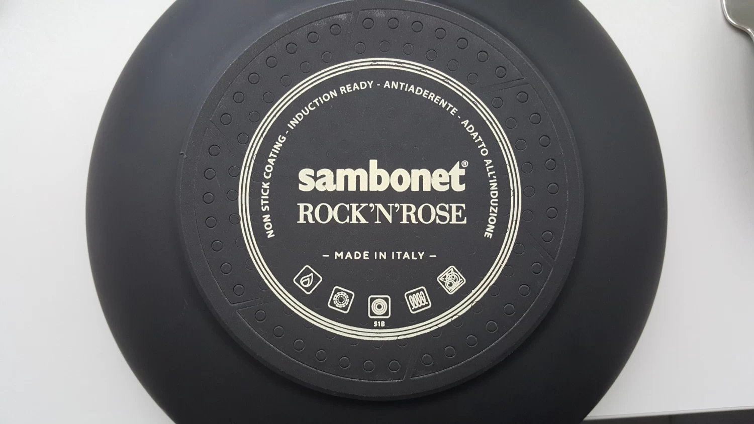 Sambonet Hapjespan Rock 'n' Rose - Zwart - ø 28 Cm / 3.6 Liter - Standaard Anti-aanbaklaag 3 Sambonet Hapjespan Rock 'n' Rose - Zwart - ø 28 Cm / 3.6 Liter - Standaard Anti-aanbaklaag - Afbeelding 3